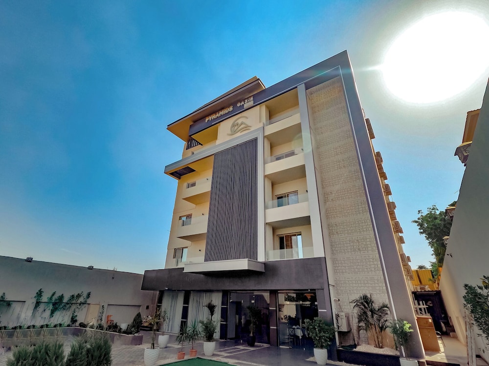 Pyramids Oasis Hotel 3/48
