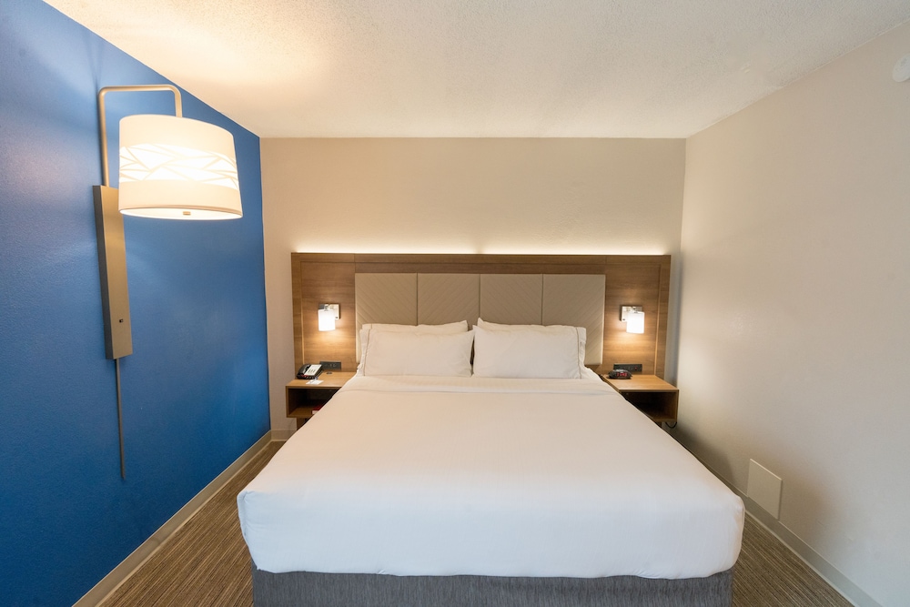 Holiday Inn Express & Suites Nashville - Brentwood I-65 9/40