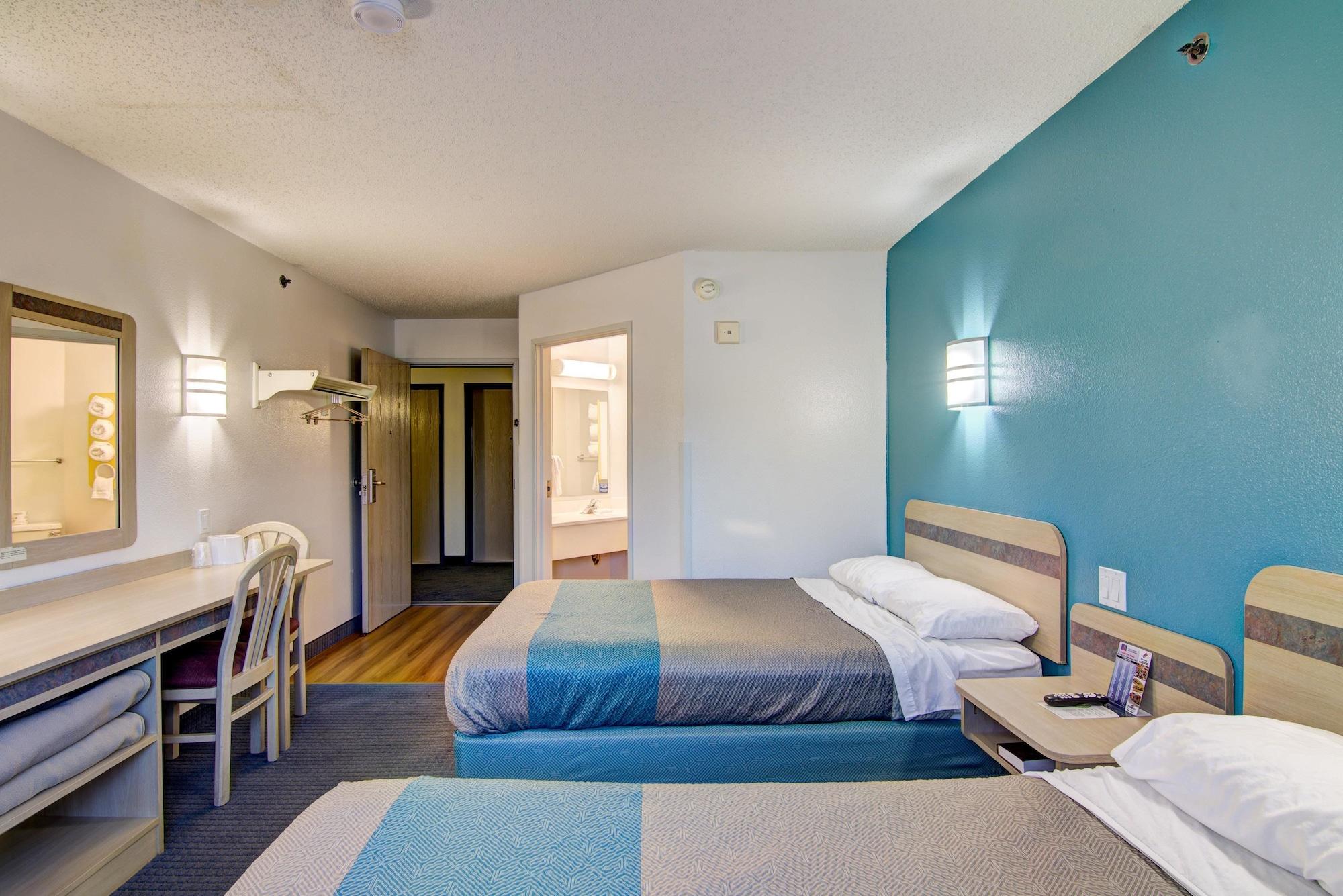 Room, 2 Double Beds, Econo Lodge Menomonie WI 4/4