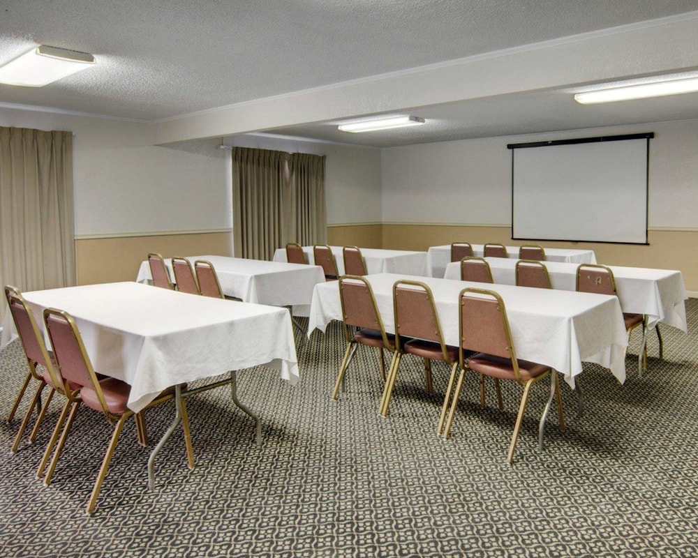 Rodeway Inn Conference Center El Dorado 26/31