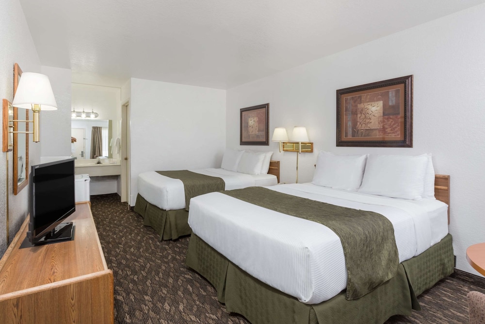 Super 8 by Wyndham Fort Bragg 10/35