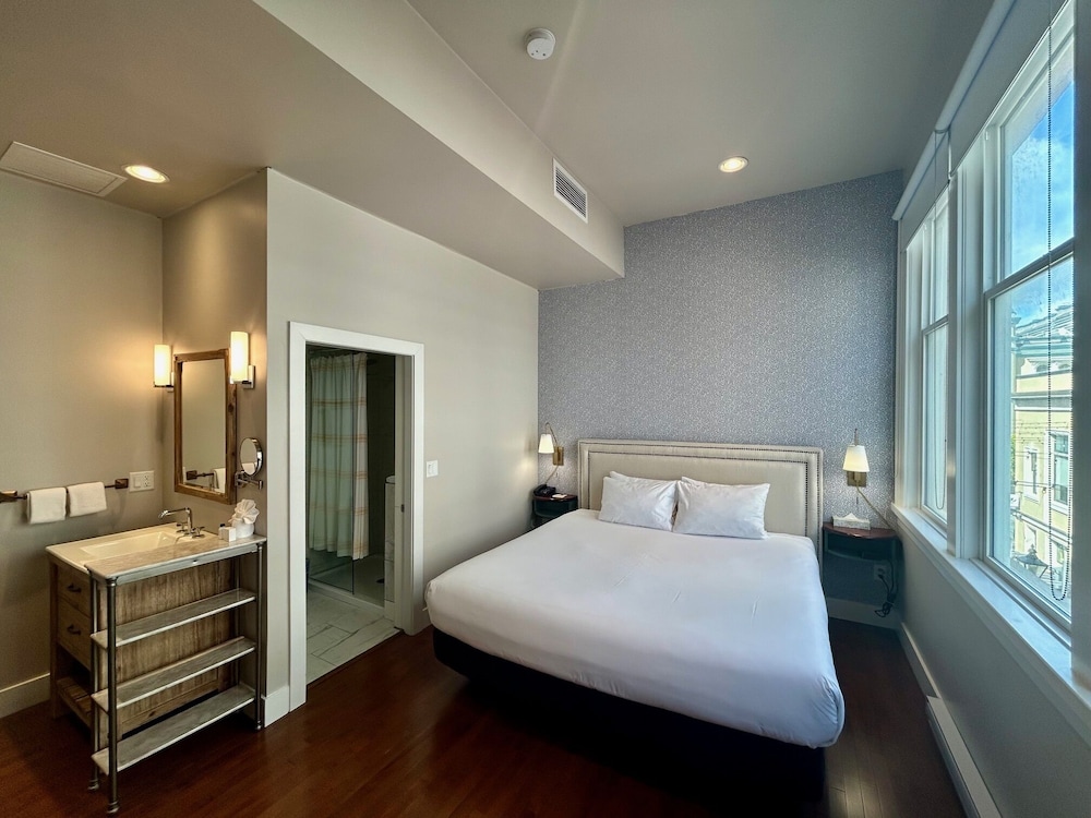 PREMIUM, KING BED, CITY VIEW