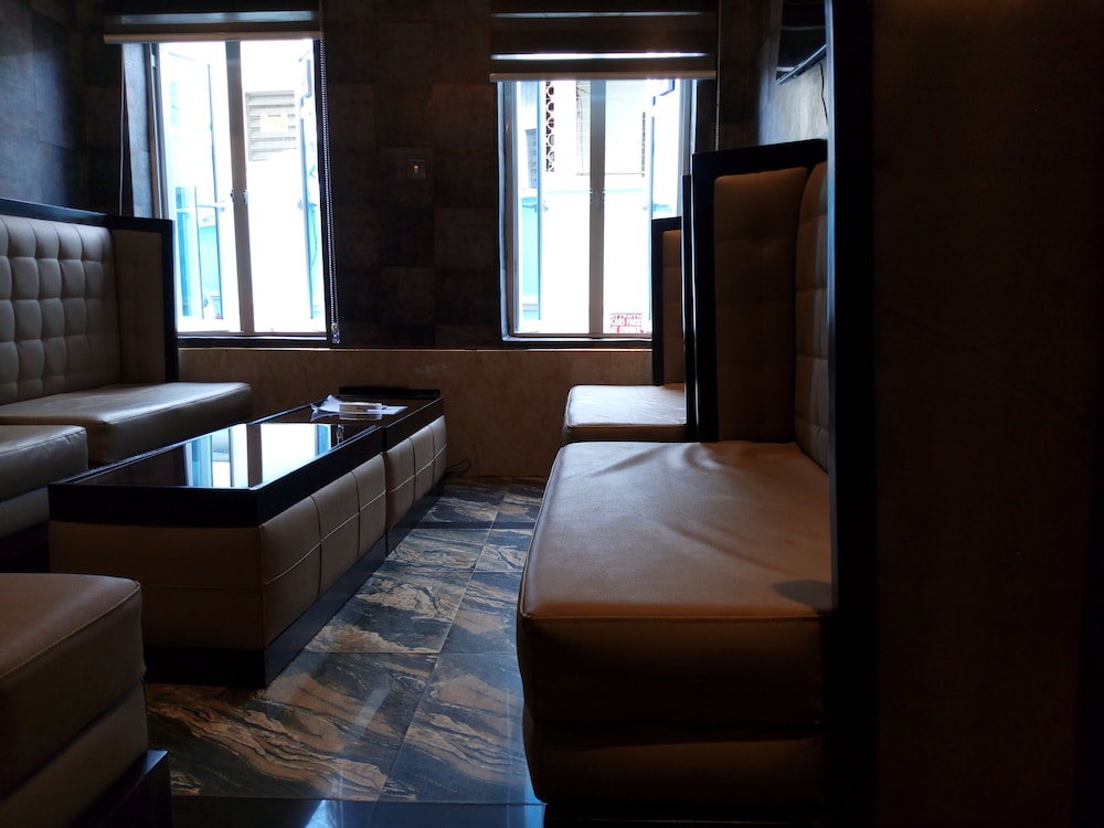 Euro Lounge And Suites 12/16
