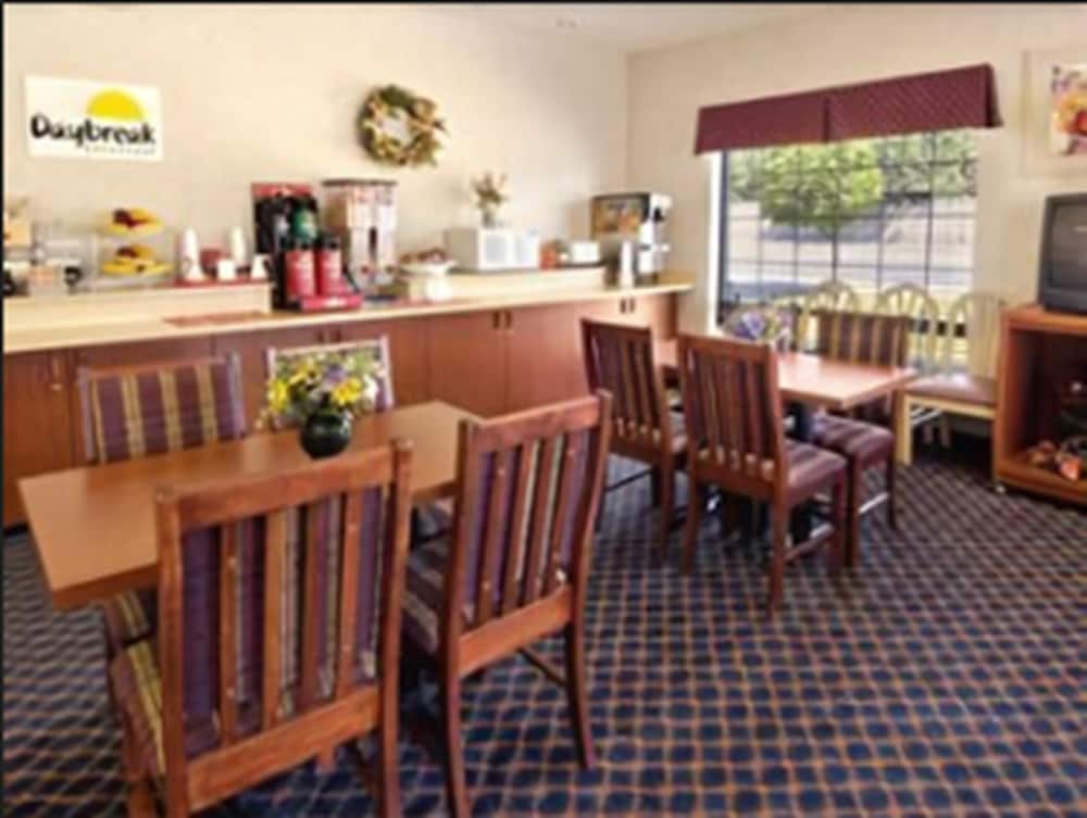 Days Inn & Suites by Wyndham Gresham 22/26