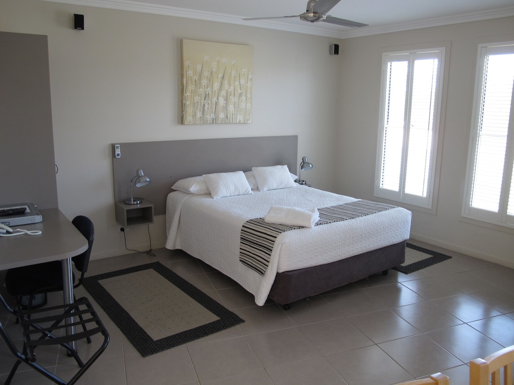 Aston Hill Motor Lodge 13/43