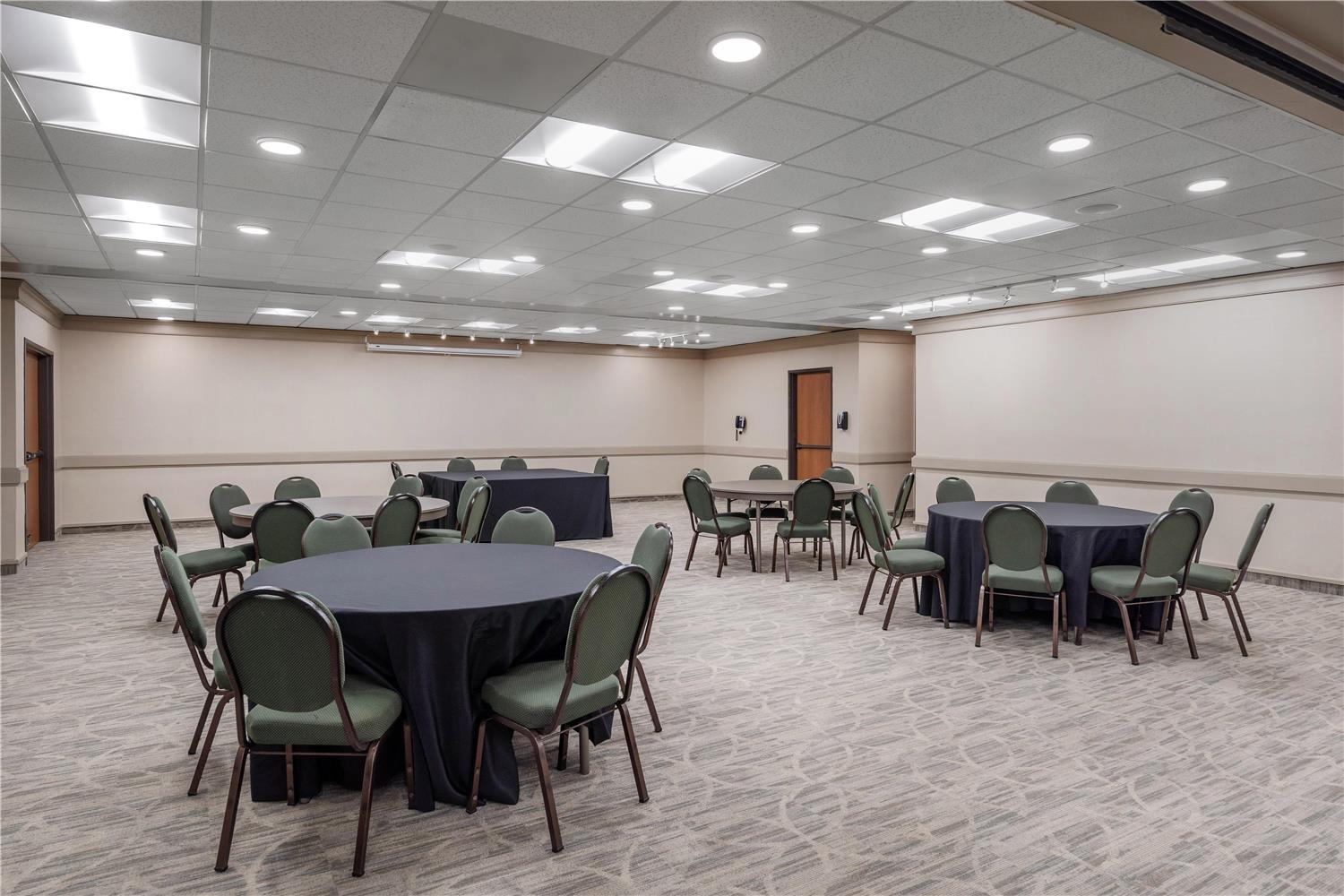 Best Western Plus Oak Harbor Hotel & Conference Center 32/41