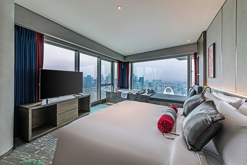 Elegant, Suite, King Bed, River View, Canton Tower