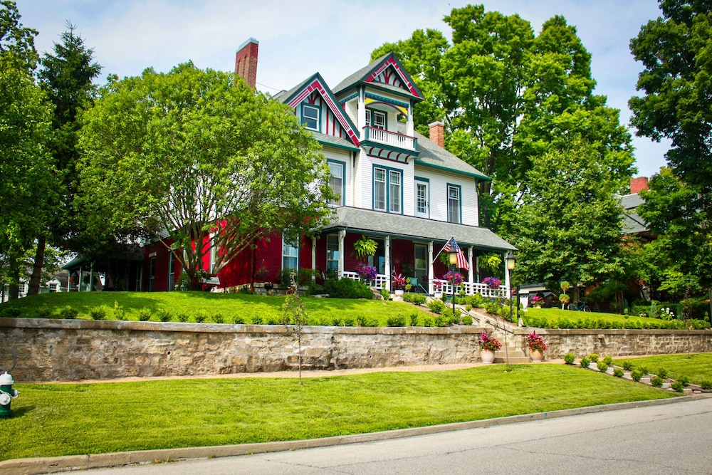 Evans Holly Grove Inn Bed and Breakfast 1/19