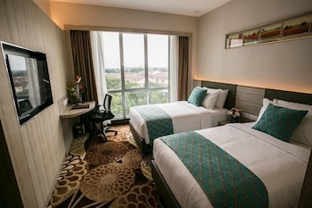 V8 Hotel 15/34