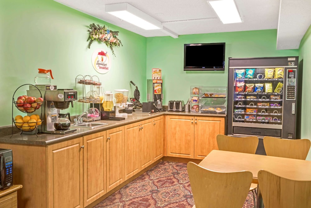 Super 8 by Wyndham Toronto East ON 27/50