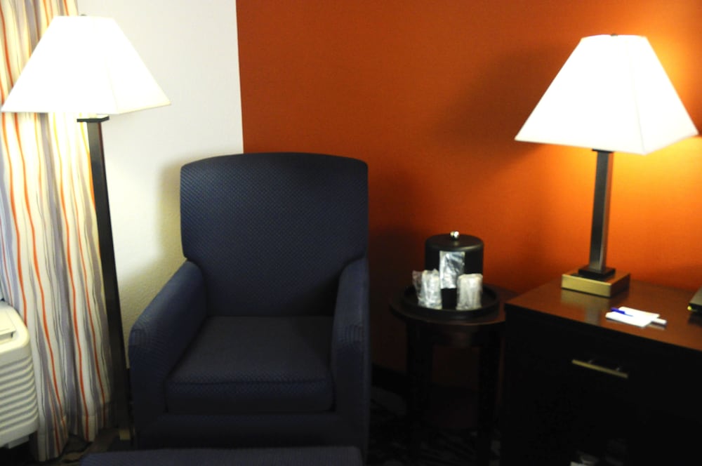 Holiday Inn Express Hotel And Suites Greenfield 44/65