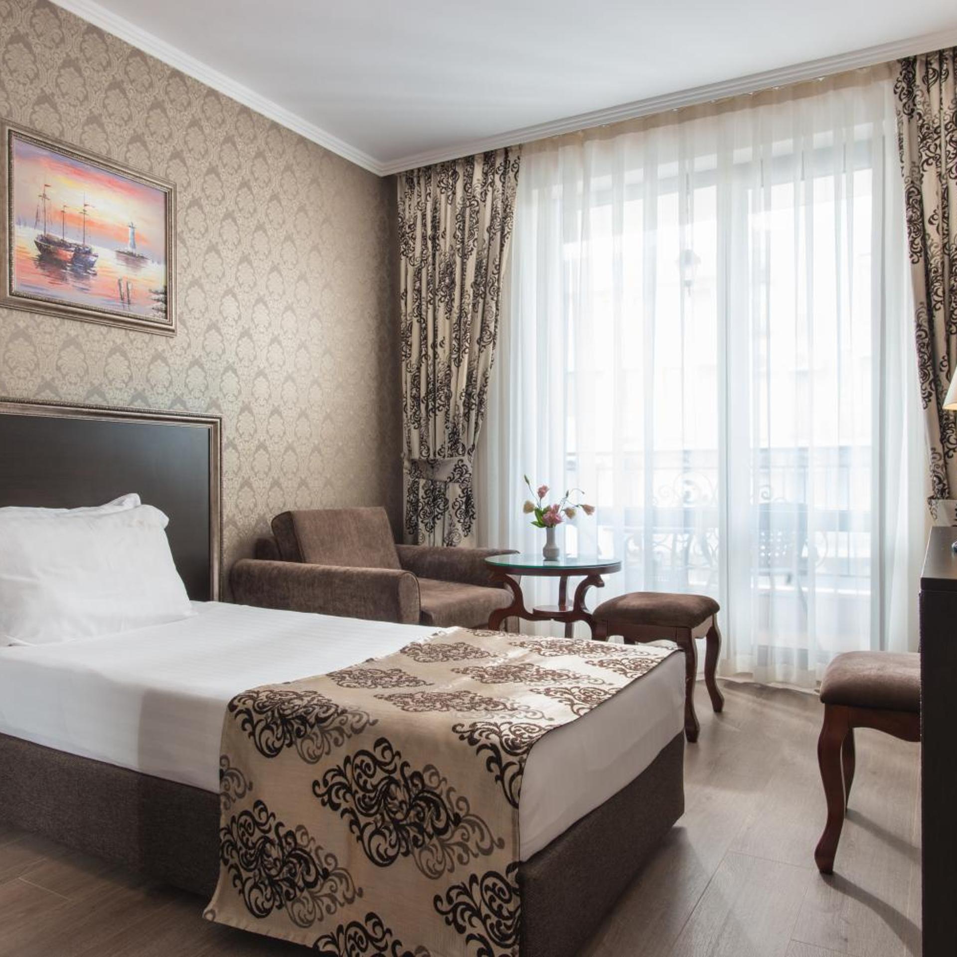 ROOM, SINGLE
