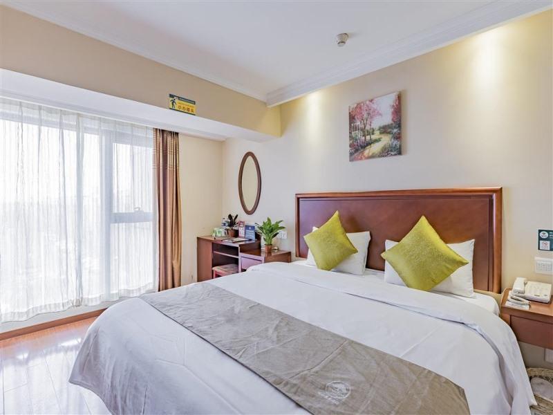 ROOM, DOUBLE BED