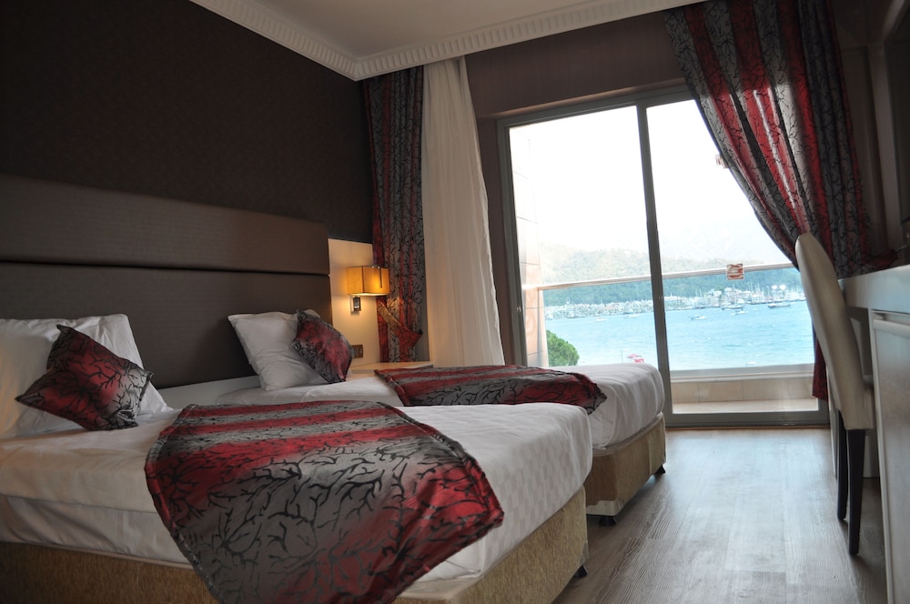 Point Beach Hotel 7/34