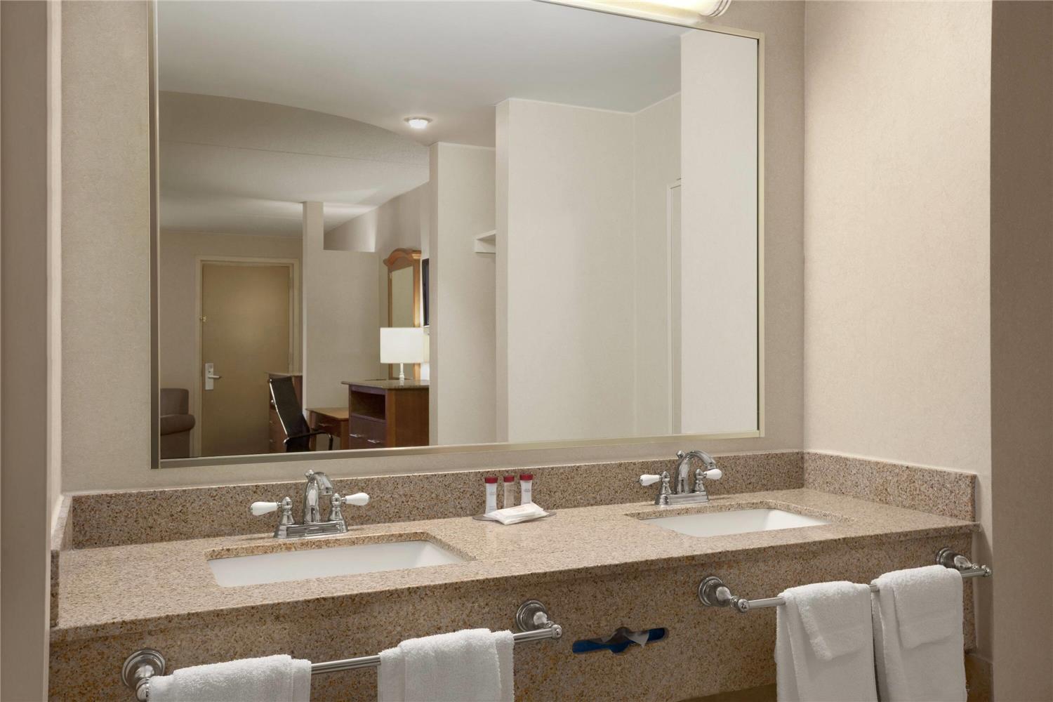 Ramada By Wyndham Rockville Centre 31/32