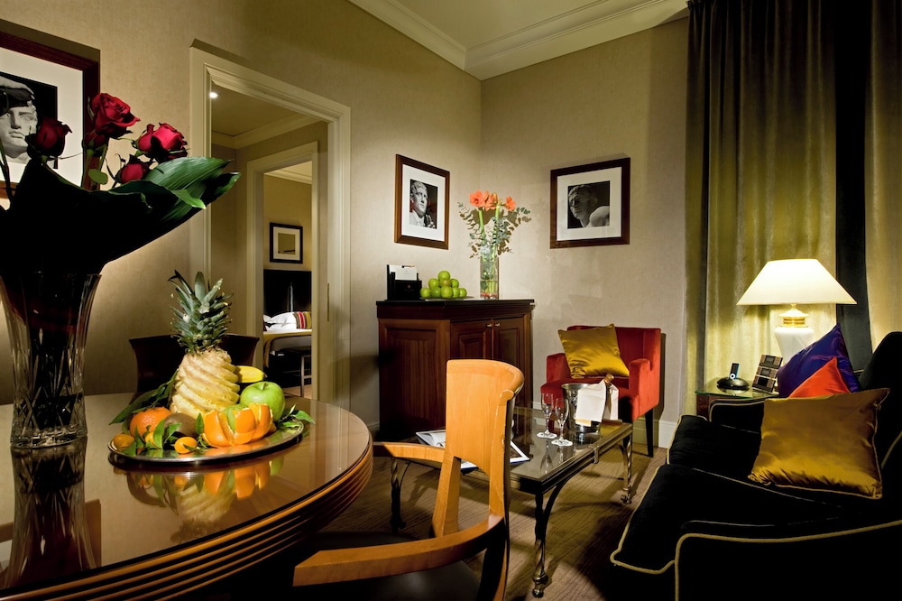 SUITE, TWIN BEDS