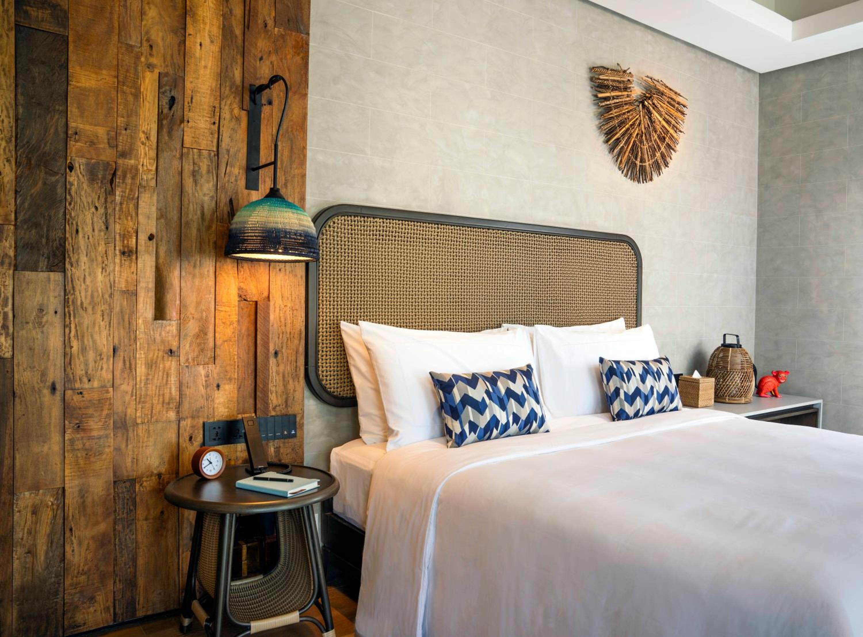 SUITE, KING BED