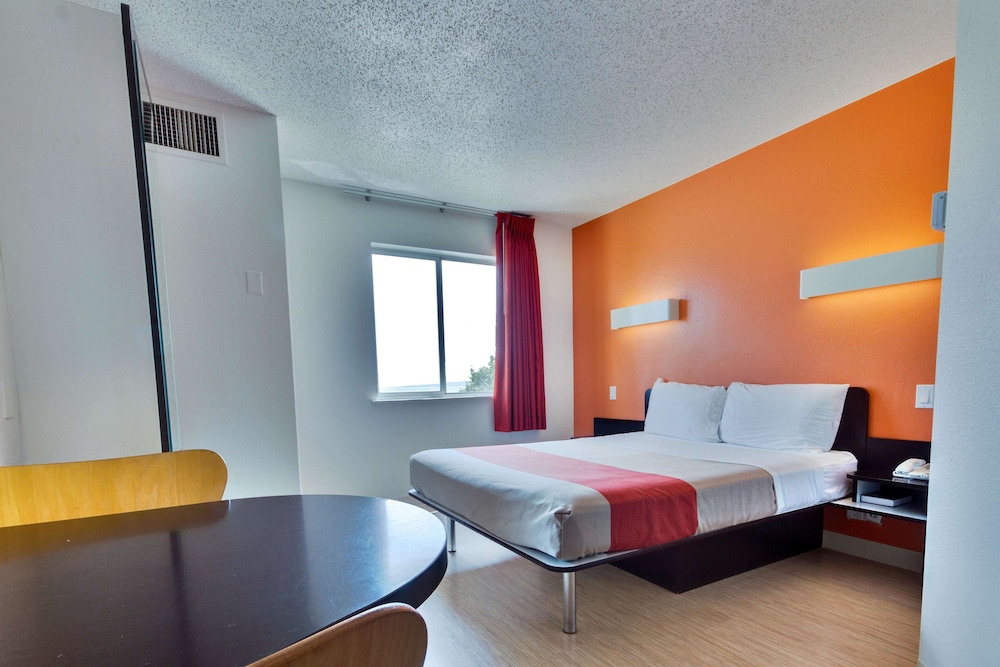 Motel6 Lewisville, TX - Dallas 26/48