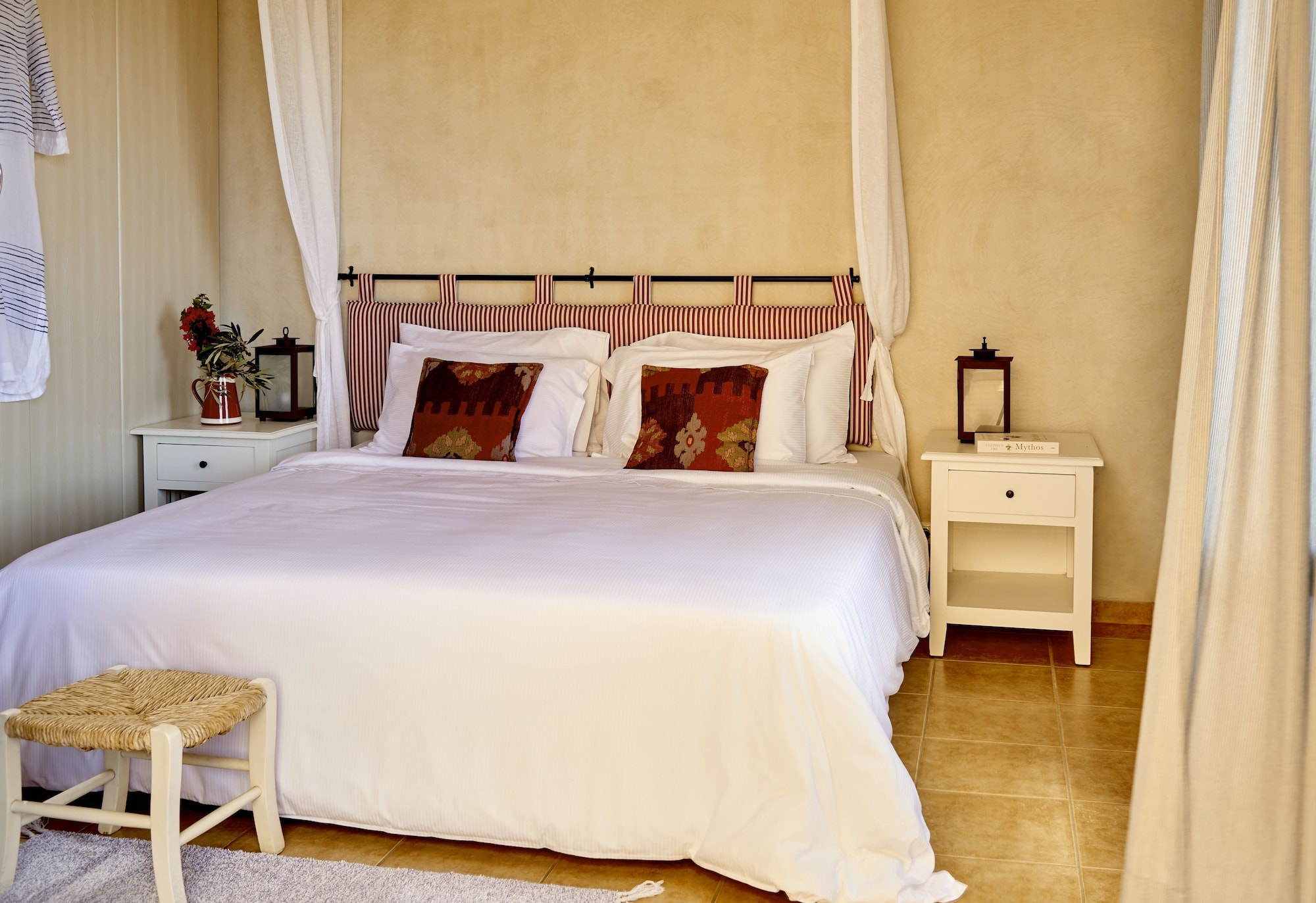 جناح بسرير كينج بغرفة نوم واحدة مع أريكة، Village Heights Resort 2/8