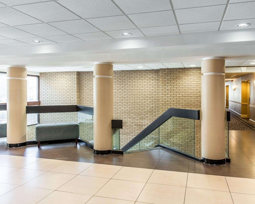 Clarion Hotel & Suites BWI Airport North 29/62