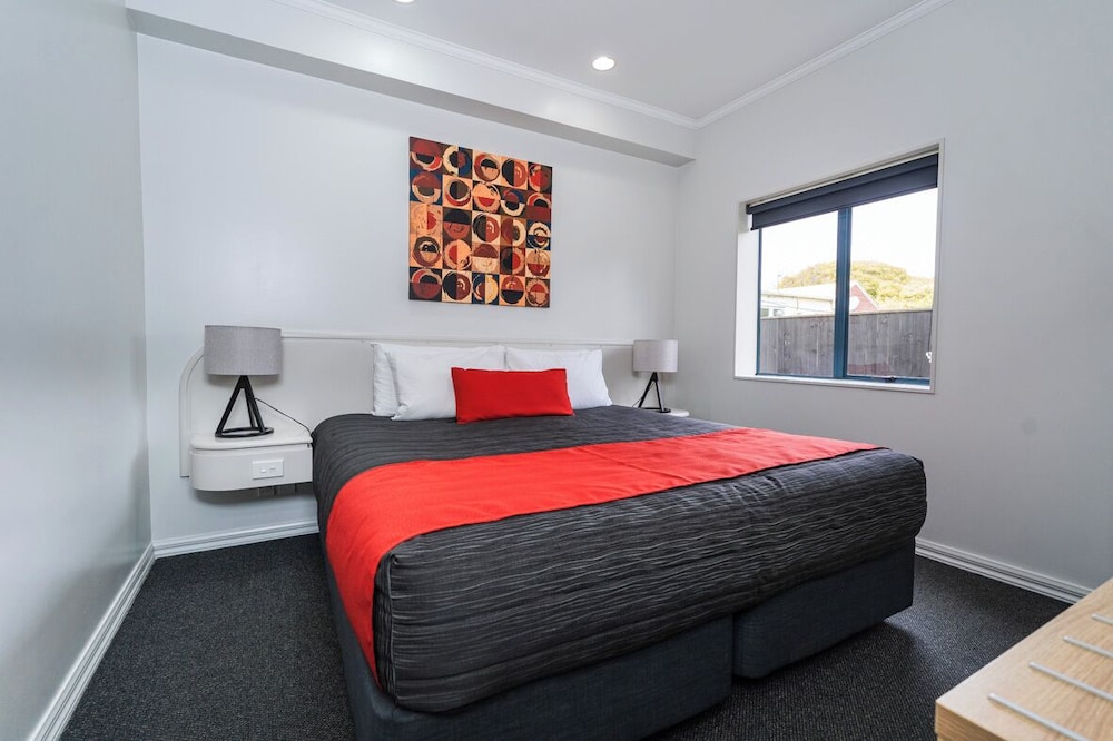Downstairs, 2 Bedrooms, Family Suite, King Bed, 3 Beds