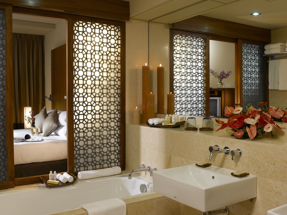 Radisson Blu Dhaka Water Garden 11/83
