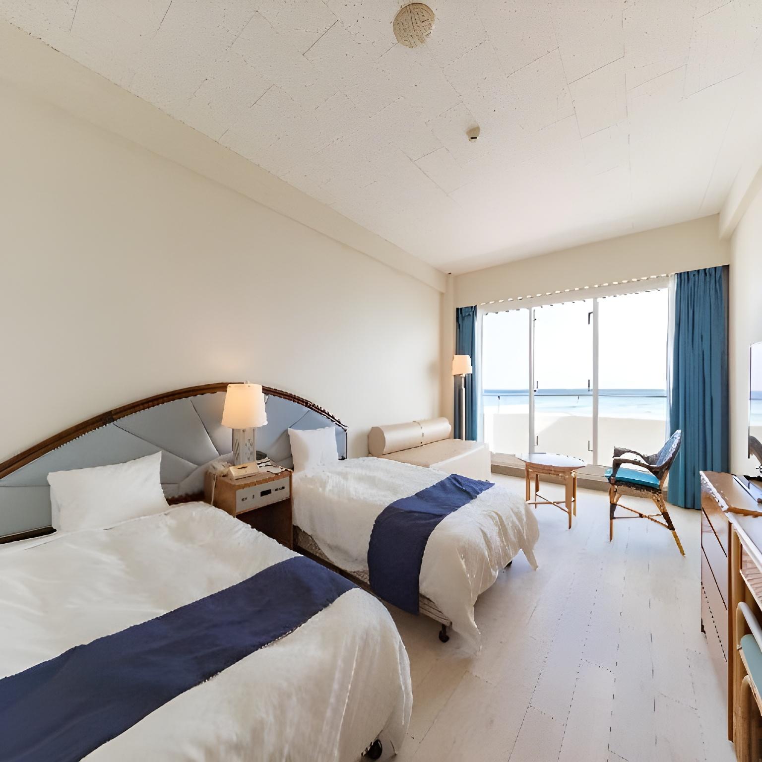 غرفة قياسية بسريرين منفصلين بإطلالة على البحر