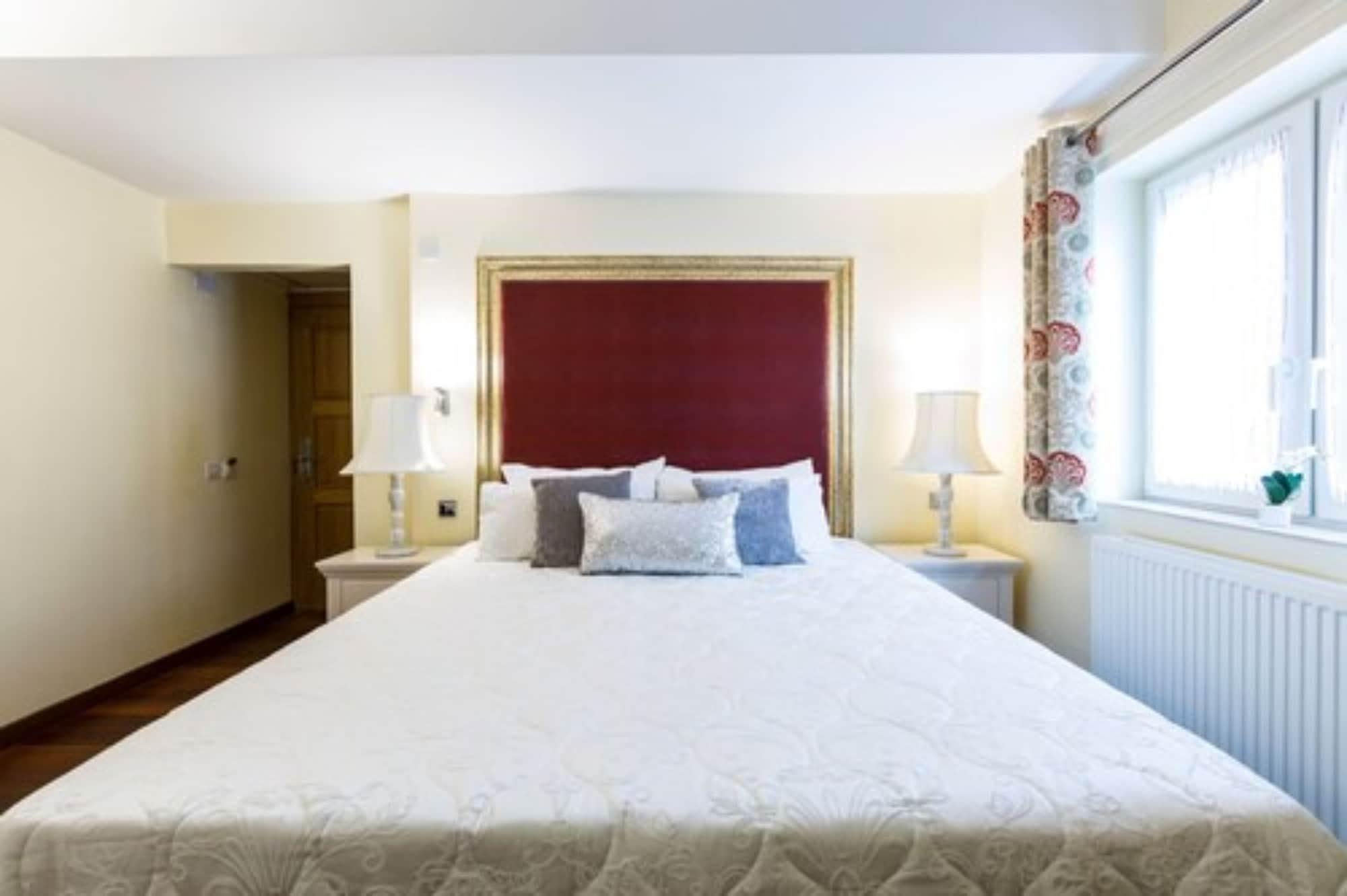 Linton Hotel 12/53