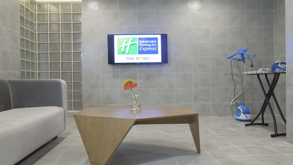 Holiday Inn Express Chengdu Airport Zone 62/75