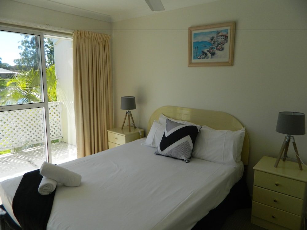 3 BEDROOMS, TOWN HOUSE, WATER FRONT