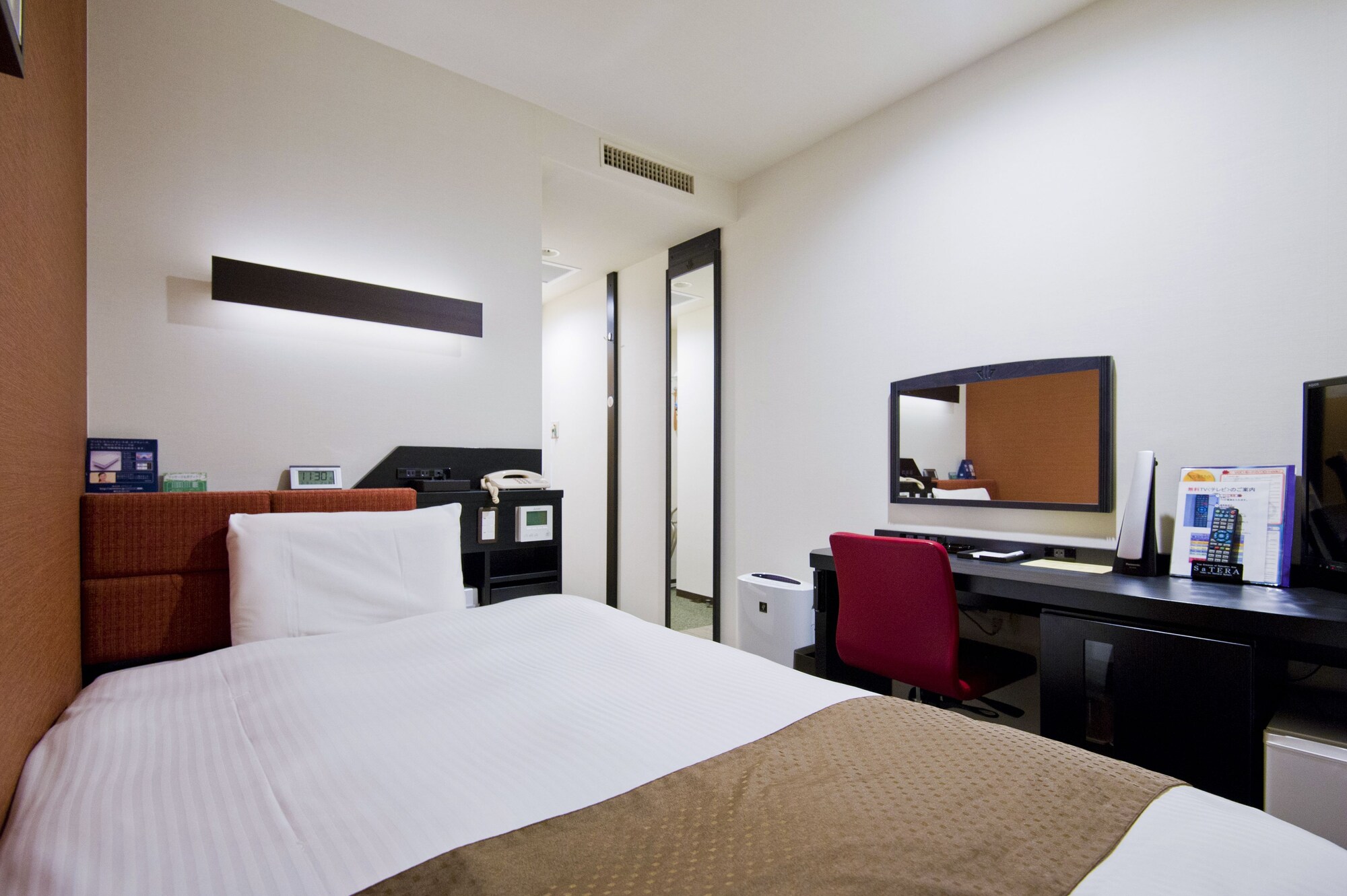 SEMI ROOM, WESTERN, DOUBLE BED, SMOKING