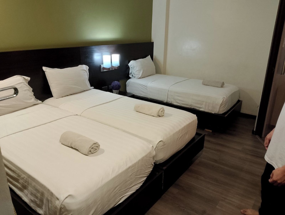 Lorenzzo Suites Hotel 6/24