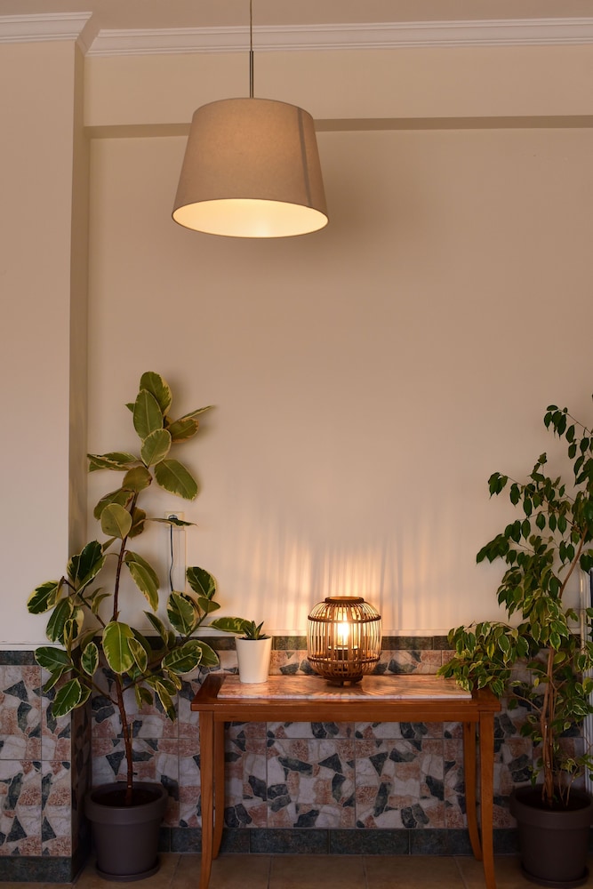 Marinos Rooms 5/50