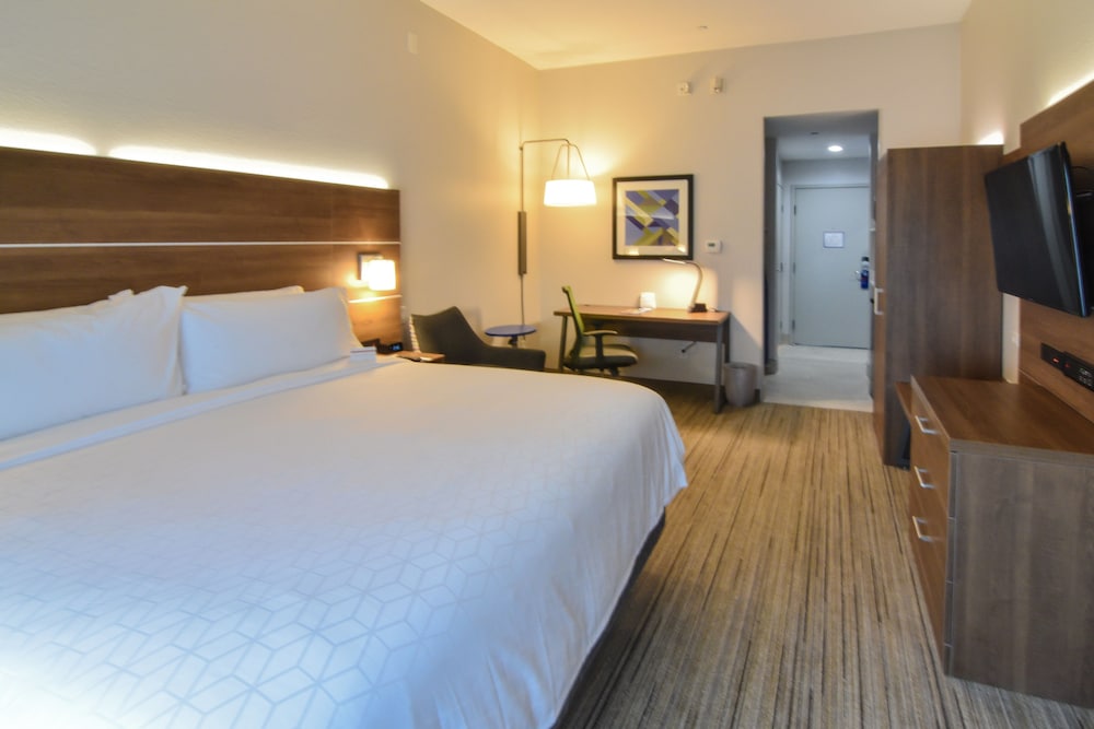 Suite, King Bed, Sofa, Accessible