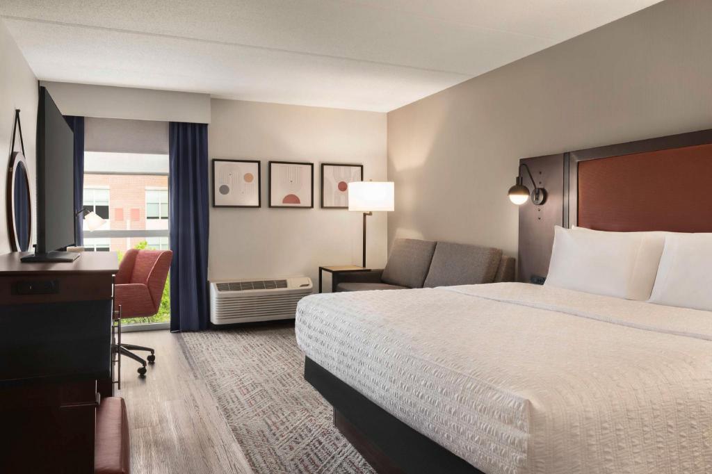 STUDIO, KING BED, SOFA, ACCESSIBLE