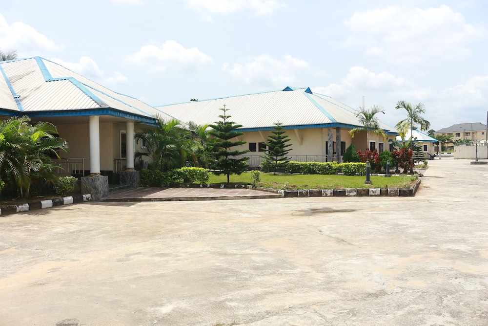 L & L Executive Hotels And Suites 17/19