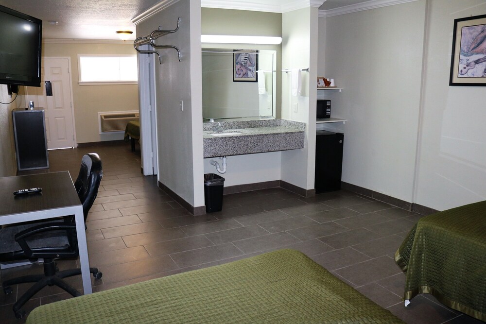 Deluxe Inn Motel 8/22