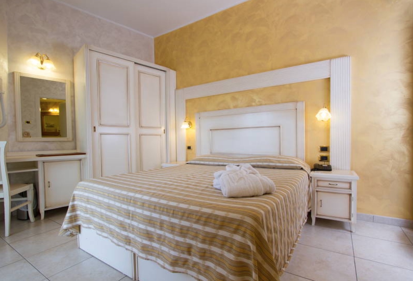 Room, Double or Twin Bed, Lateral Side Sea View