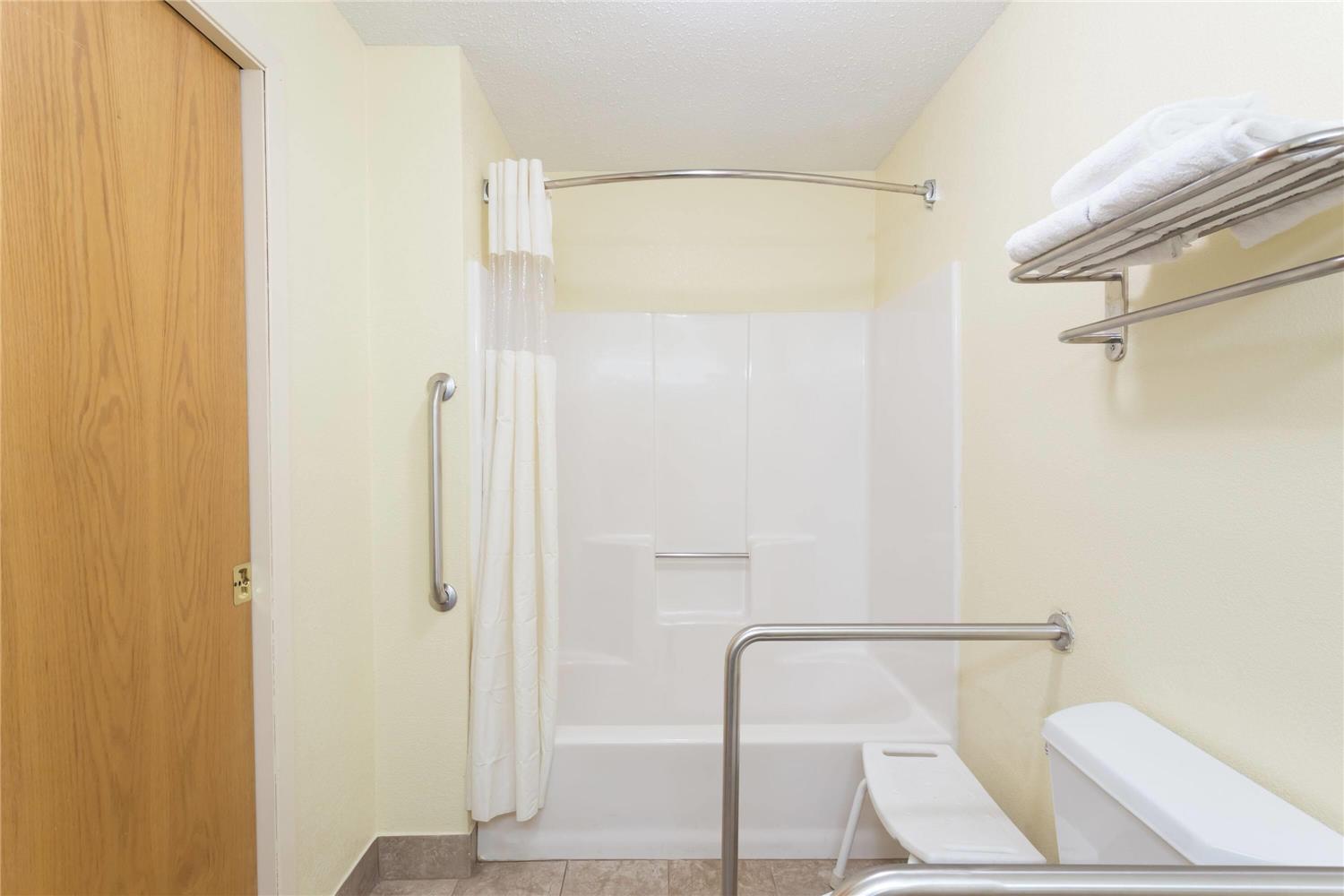 Days Inn Suites By Wyndham Bloomington Normal Il 44/45