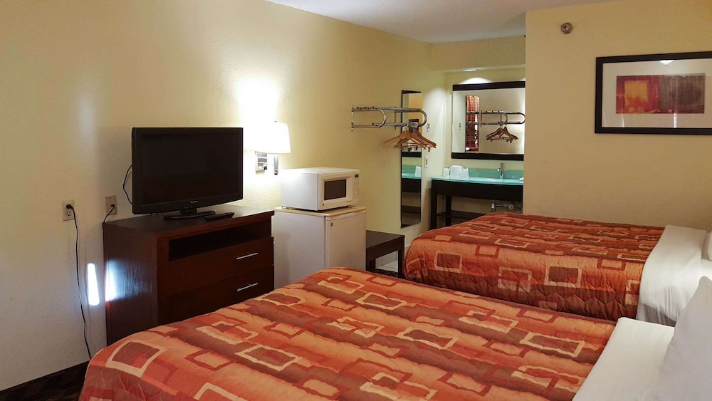 Standard, 2 Double Beds, Smoking, Motel6 Little Rock, AR - Airport 3/8