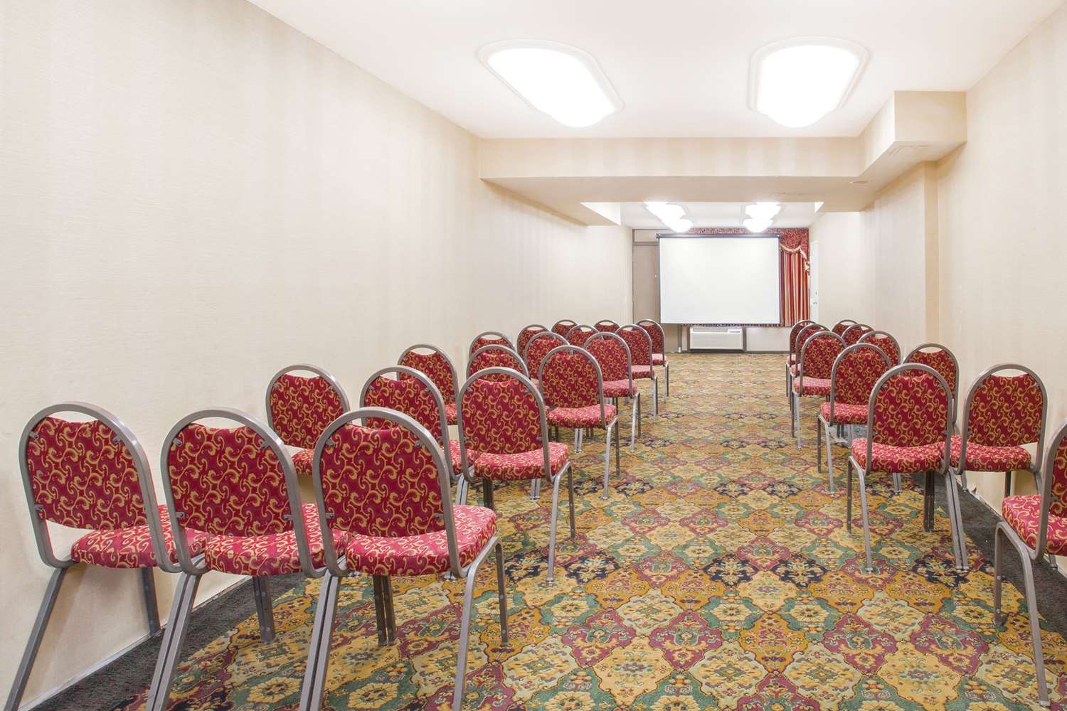 Ramada by Wyndham Edgewood Hotel & Conference Center 13/20
