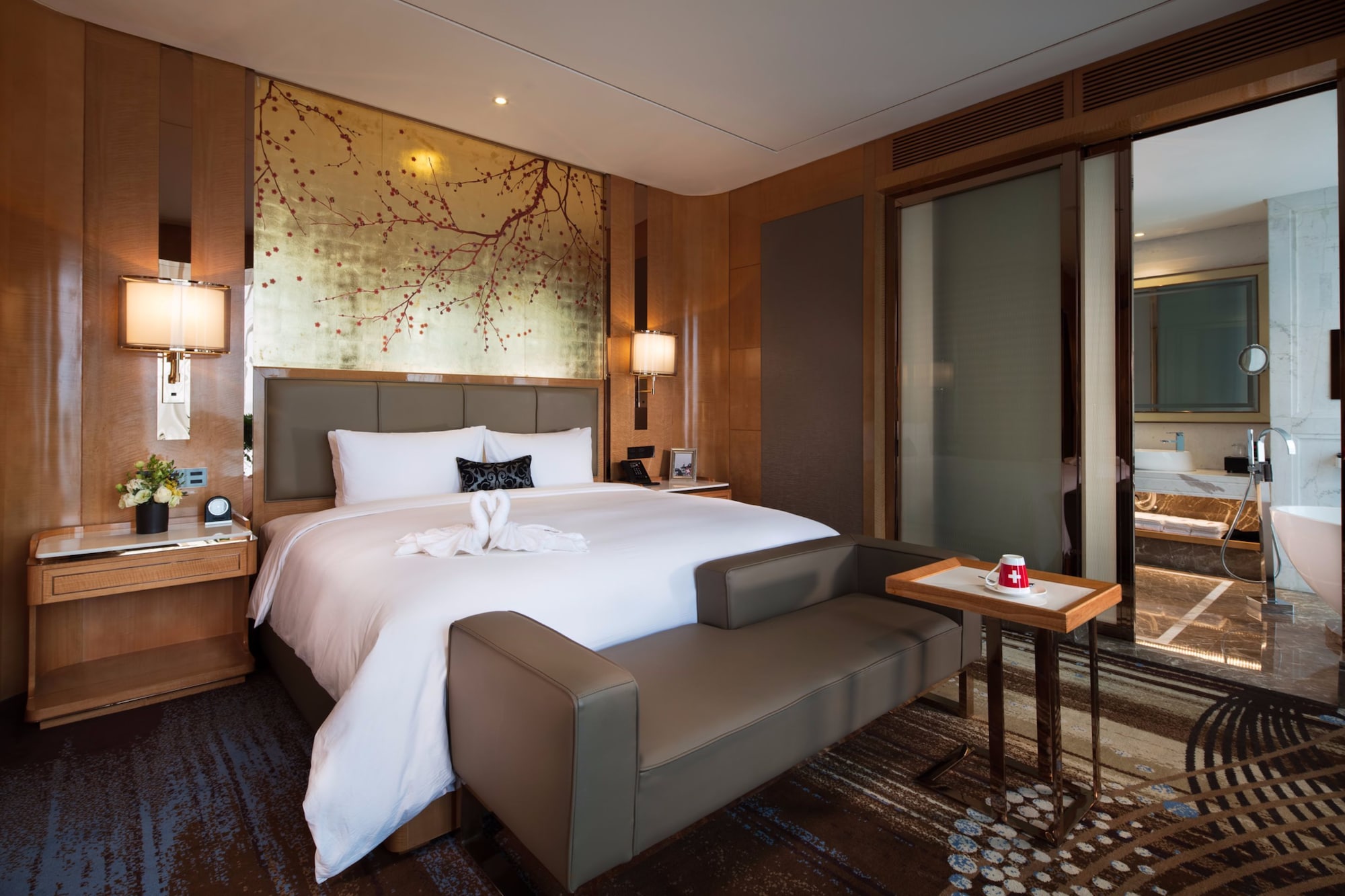 DELUXE, SUITE