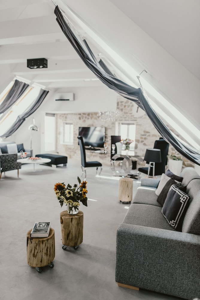 Coco Chanel Boutique Apartment 33/50