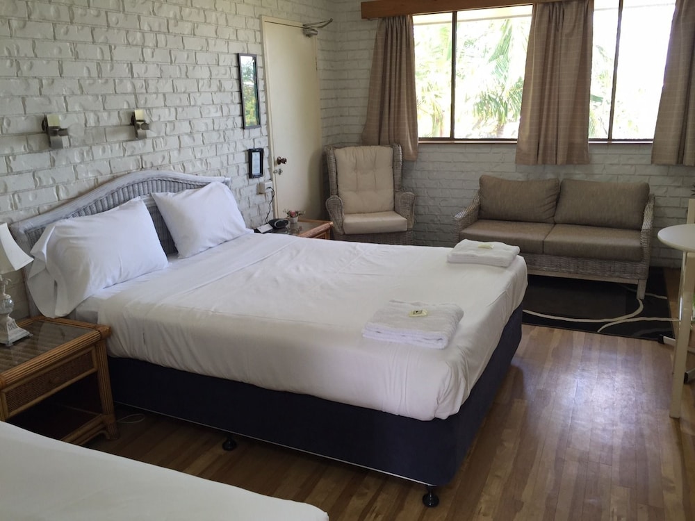 Holland Park Motel 11/33