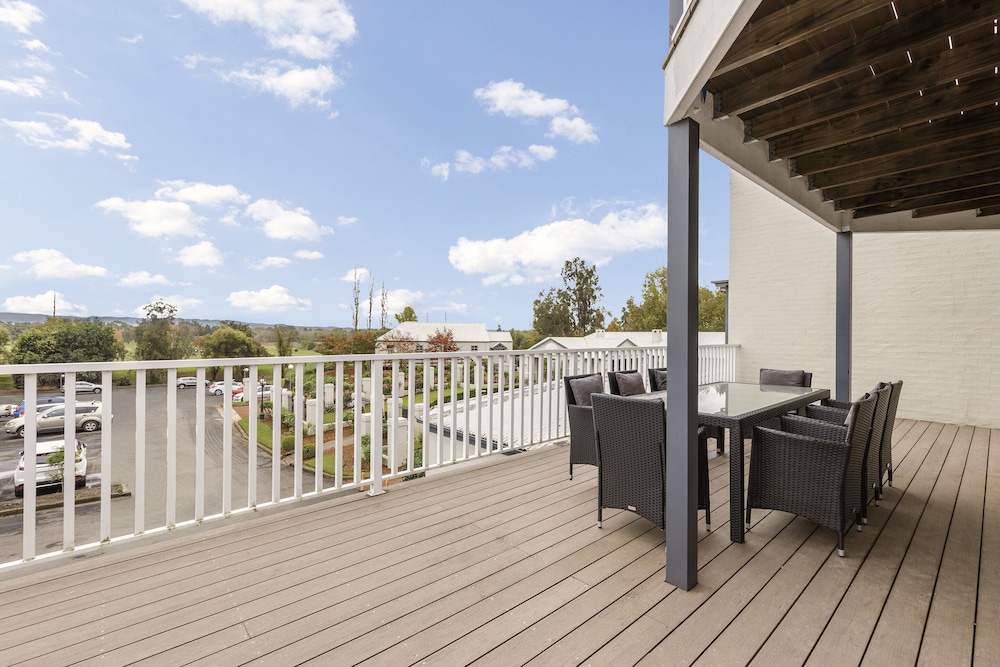 CROWNE PLAZA HAWKESBURY VALLEY 53/65