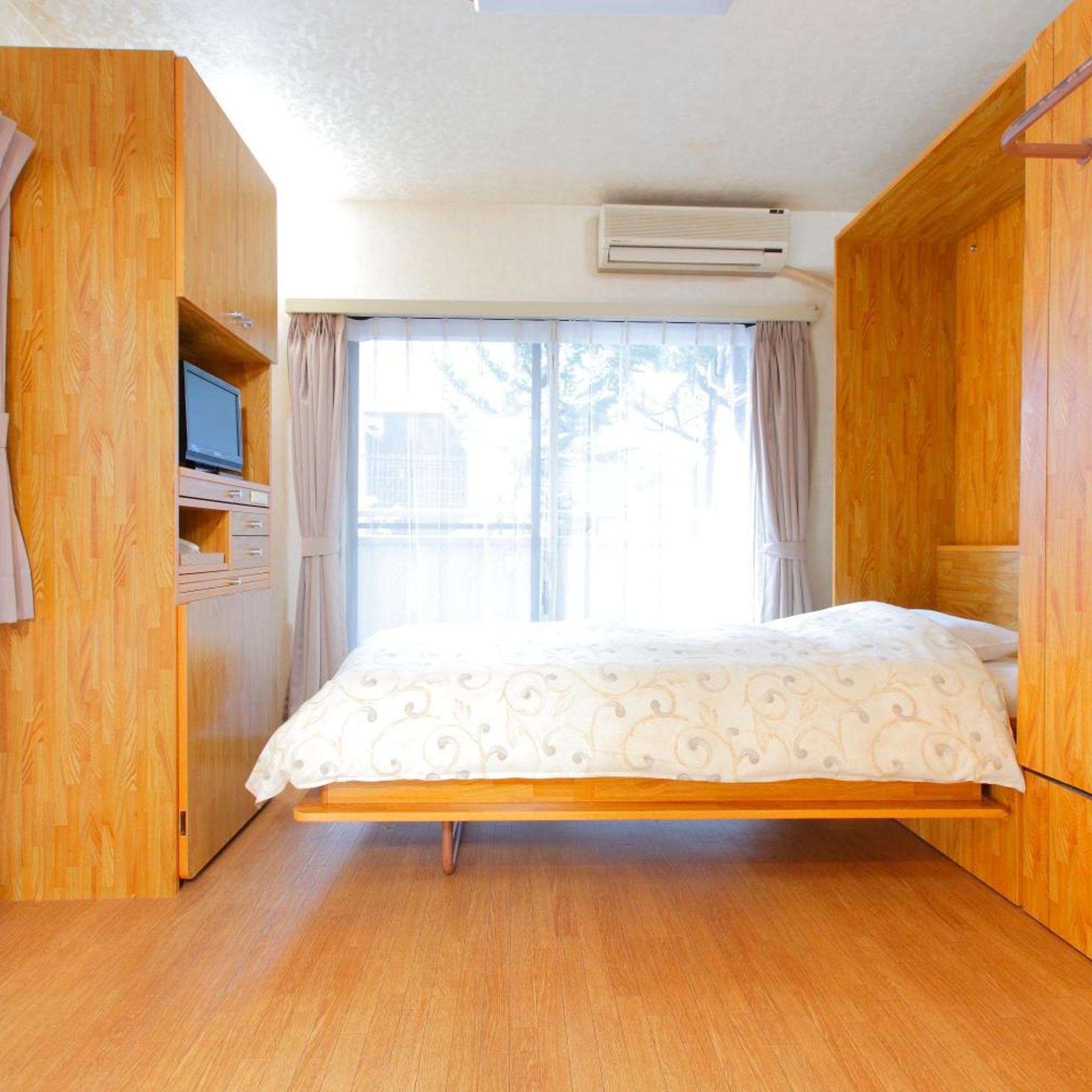 Room, Twin Beds, Smoking