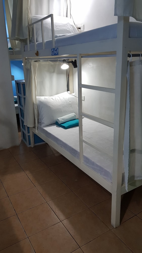 Crossroads Hostel Manila 44/46