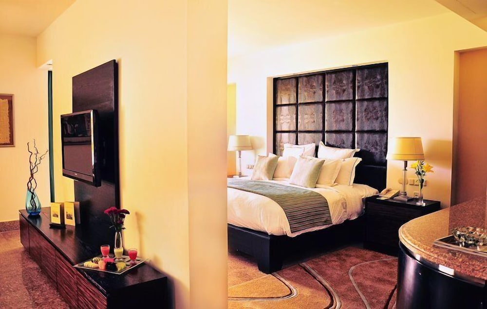 EXECUTIVE, SUITE, BEACH FRONT