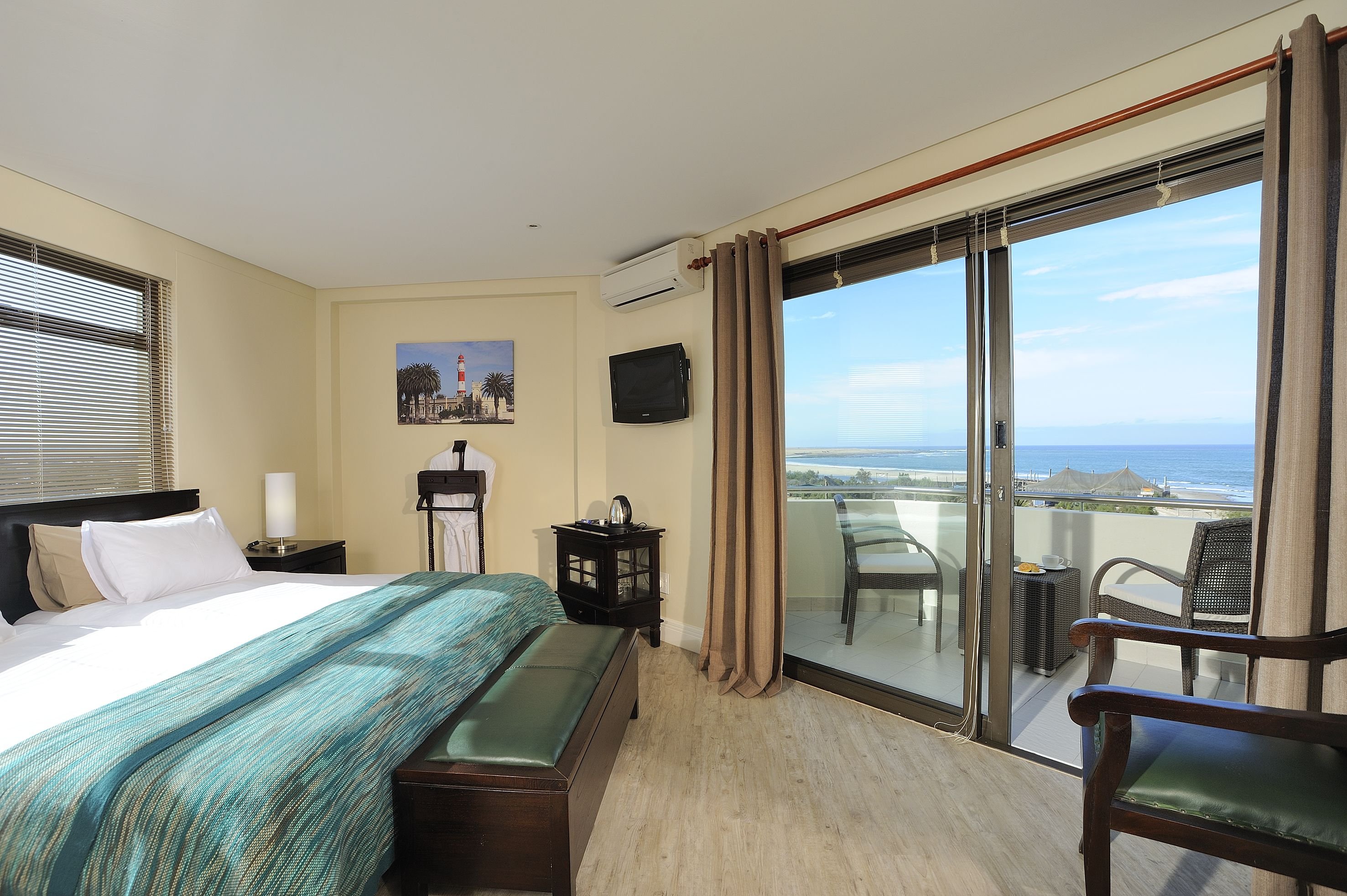 COMFORT, TWIN BEDS