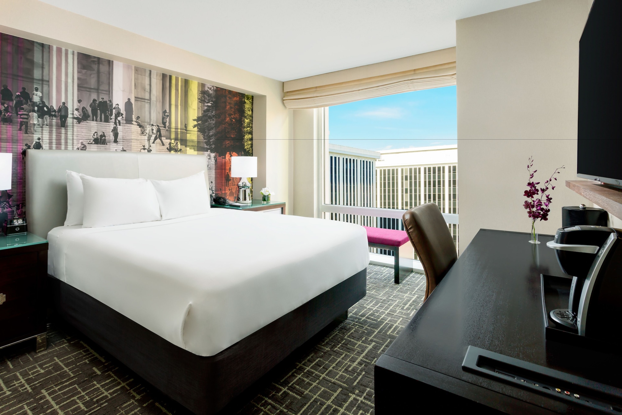 Petite, Queen Bed